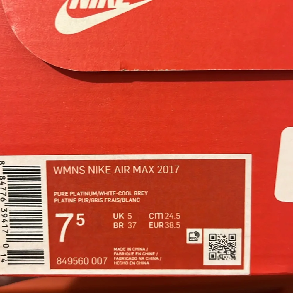 Nike womens 7.5 Air Max 2017
